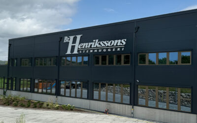 Nya fasadskyltar till Bröderna Henrikssons Stenhuggeri